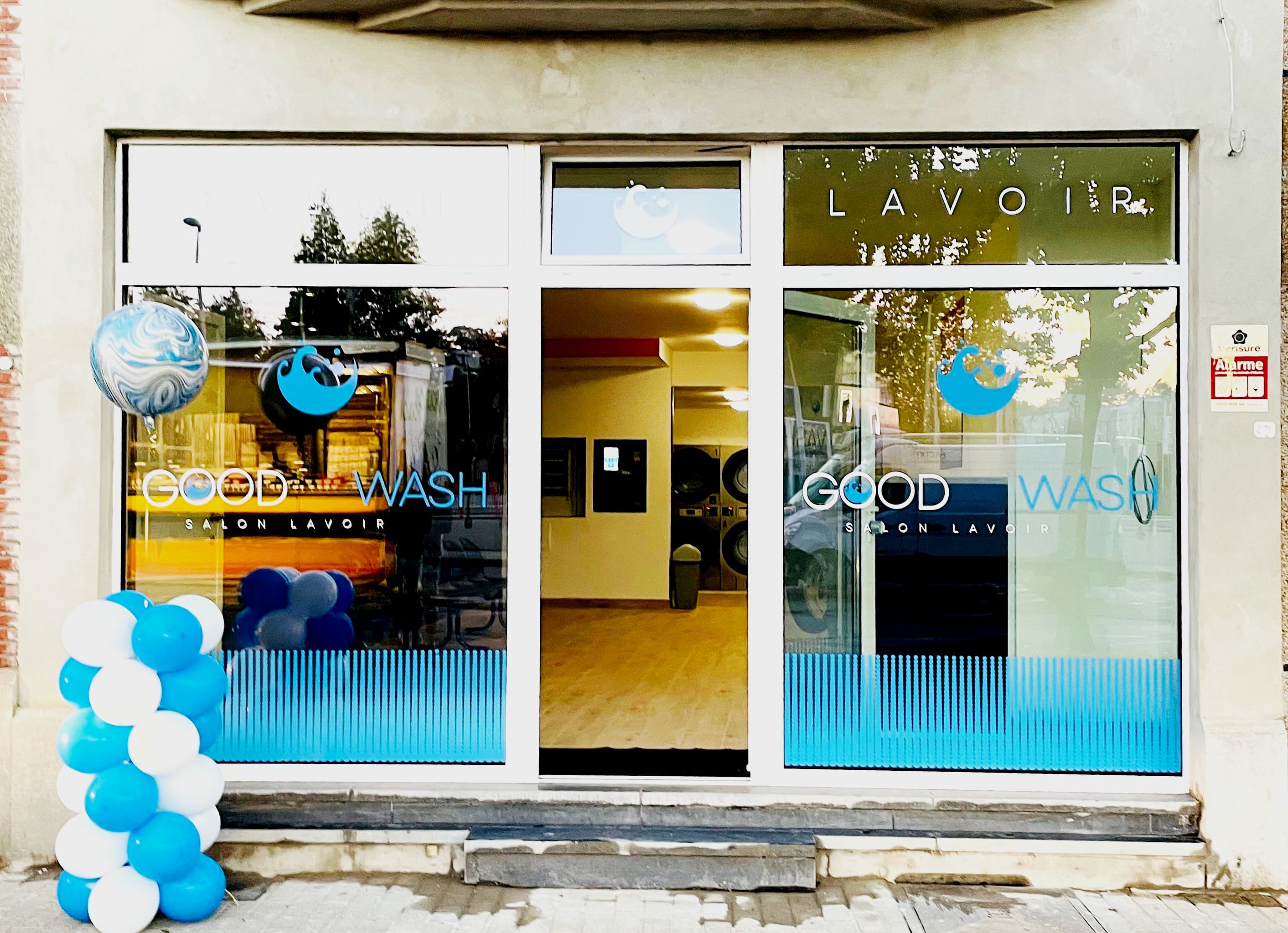 Devanture de la laverie GoodWash à Tubize - Vue extérieure du magasin