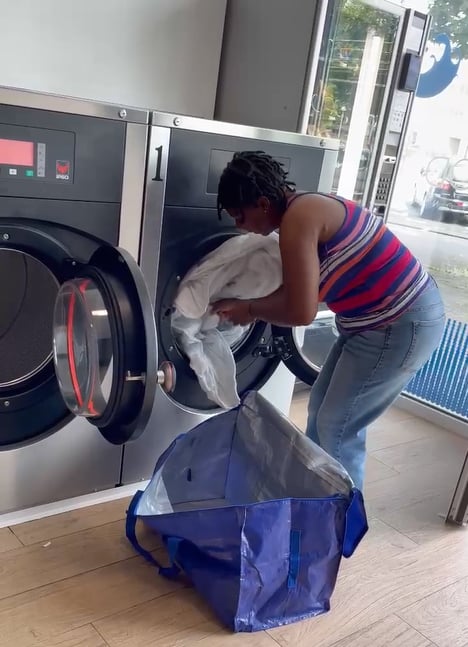 Client utilisant le service GoodWash - Satisfaction garantie